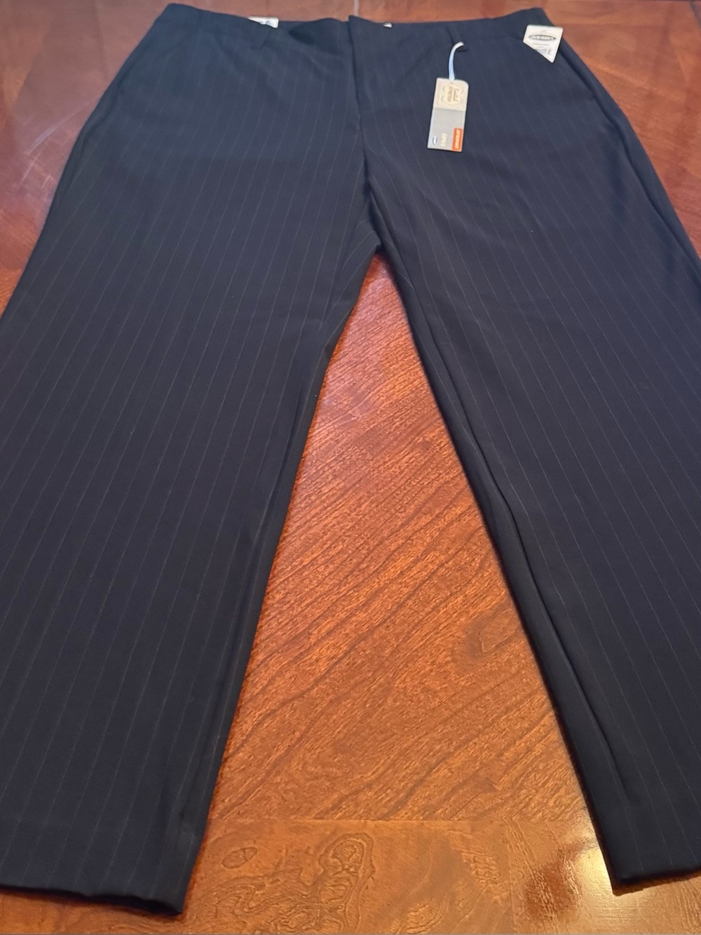 Old Navy Capris Women's Black Pinstripe Capris Size 6 **NWT**